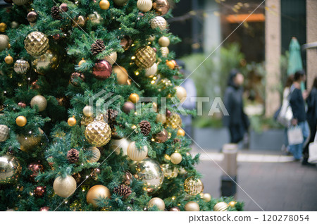 Christmas season cityscape 120278054