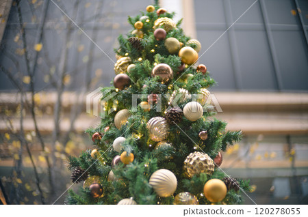 Christmas season cityscape 120278055