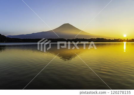 Mt. Fuji and sunrise from Lake Tanuki in autumn 120278135
