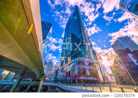 沐浴在清晨陽光下的日本東京街景…眺望澀谷櫻花舞台等。新時代的希望之光=11月9日 120278379