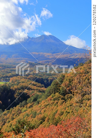 (Nagano Prefecture) Mt. Ontake as seen from Kuzo Pass in autumn 120278582