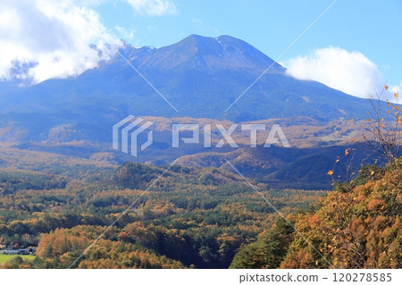 (長野縣)秋天從久藏峠看到的御嶽山 (長野縣)秋天從久藏峠看到的御嶽山 120278585