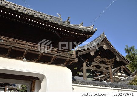 Buttokusan Koshoji Temple: Mountain gate and bell tower (Uji, Kyoto Prefecture) 120278671