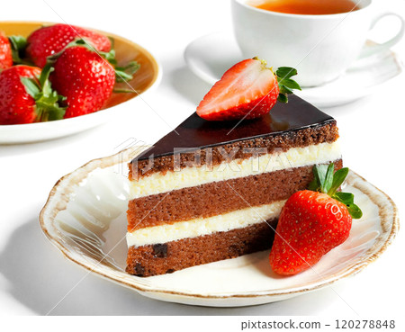 茶時間表，配有巧克力蛋糕、草莓和紅茶，白色背景 120278848