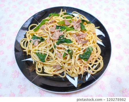 Spaghetti with rape blossoms and tuna 120278982
