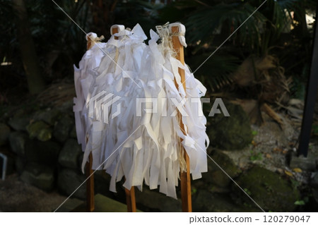 Paper streamers standing still Paper streamers standing still 120279047