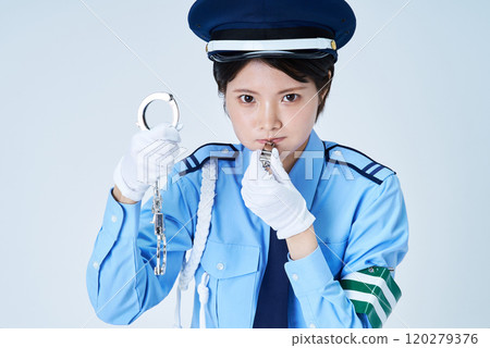 身穿保全制服、手持手銬的婦女 120279376
