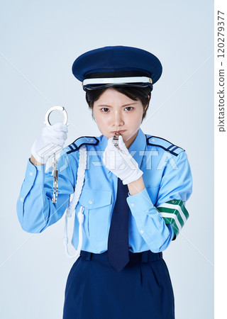 身穿保全制服、手持手銬的婦女 120279377
