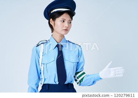 一名身穿保全制服的女士擺出姿勢尋求指導 一名身穿保全制服的女士擺出姿勢尋求指導 120279611