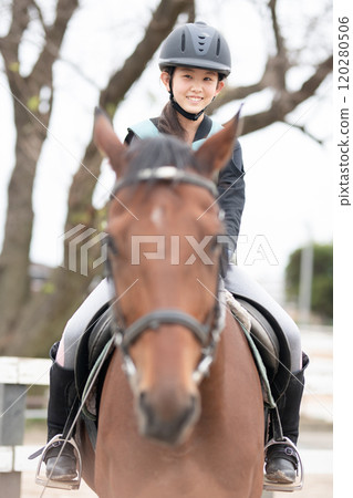 享受騎馬的女孩 享受騎馬的女孩 120280506