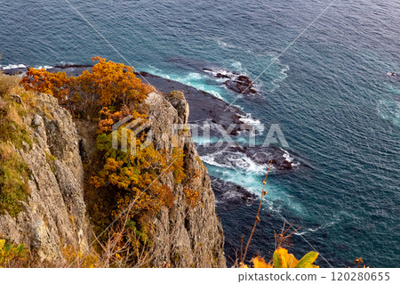 White waves standing on cliffs 120280655