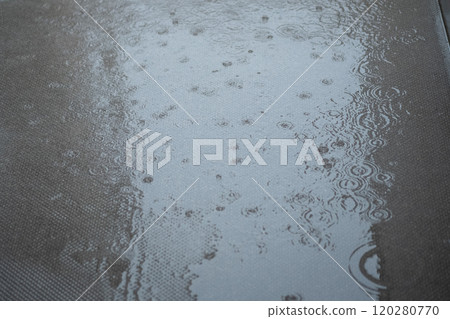 被雨水弄濕的地板的圖像（照片） 120280770