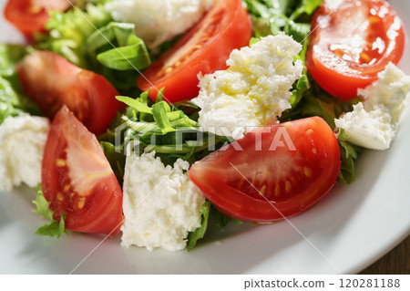 Fresh summer salad with tomatoes, arugula and mozzarella 120281188