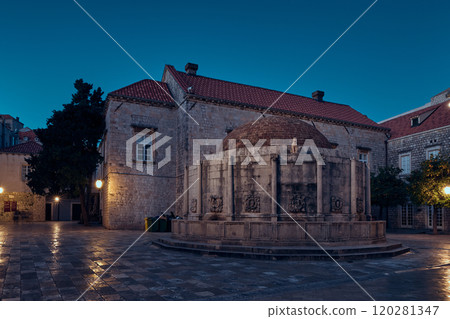 Large Onofrio fountain in old town of Dubrovnik, Croatia 120281347