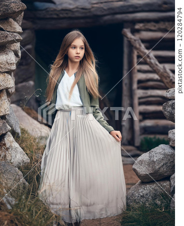 民族服裝美女肖像 民族服裝美女肖像 120284794