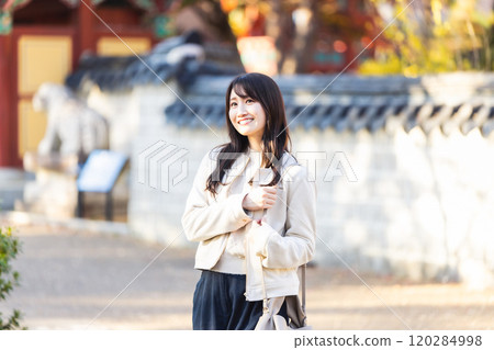 A woman enjoying sightseeing in Osaka in autumn 120284998