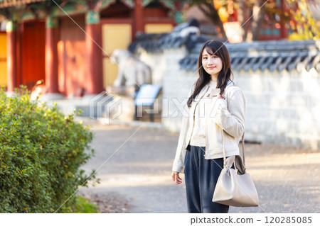 秋天大阪觀光的女性 秋天大阪觀光的女性 120285085