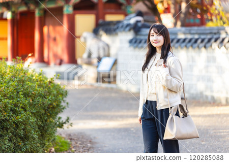 秋天大阪觀光的女性 秋天大阪觀光的女性 120285088