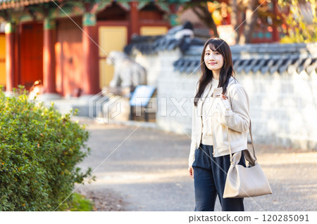 秋天大阪觀光的女性 120285091