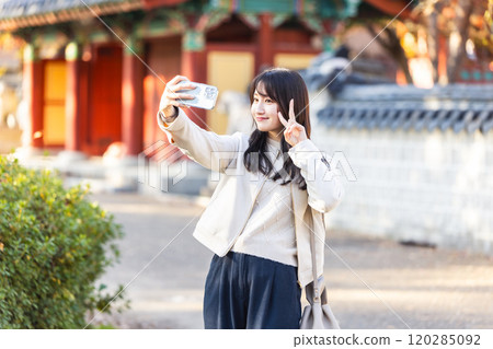 A woman enjoying sightseeing in Osaka 120285092