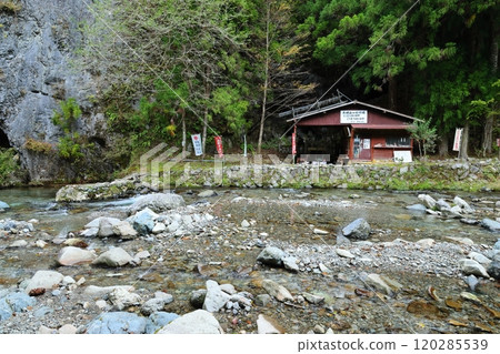 「螳螂岩屋」【洞川自然研究步道健行路線】/奈良縣天川村洞川 120285539