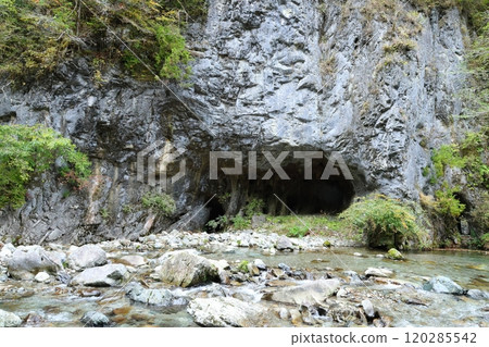 「螳螂岩屋」【洞川自然研究步道健行路線】/奈良縣天川村洞川 120285542