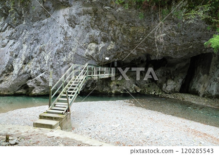 「螳螂岩屋」【洞川自然研究步道健行路線】/奈良縣天川村洞川 「螳螂岩屋」【洞川自然研究步道健行路線】/奈良縣天川村洞川 120285543