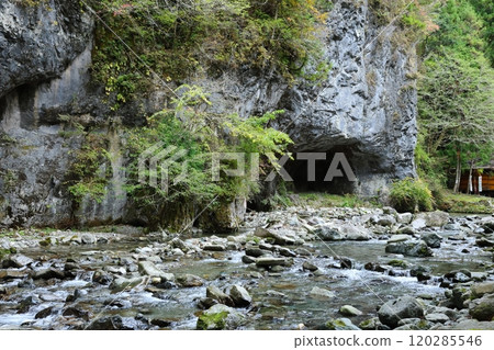 「螳螂岩屋」【洞川自然研究步道健行路線】/奈良縣天川村洞川 「螳螂岩屋」【洞川自然研究步道健行路線】/奈良縣天川村洞川 120285546