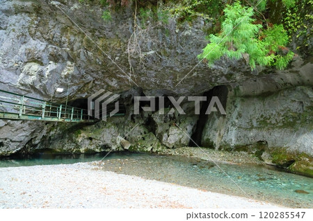 「螳螂岩屋」【洞川自然研究步道健行路線】/奈良縣天川村洞川 「螳螂岩屋」【洞川自然研究步道健行路線】/奈良縣天川村洞川 120285547