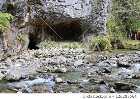 "Toro Cave" [Torogawa Nature Study Trail] / Torogawa, Tenkawa Village, Nara Prefecture 120285564