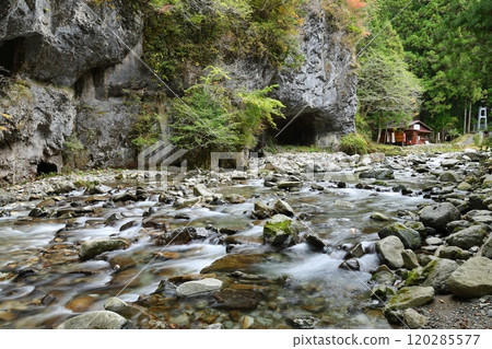 「螳螂岩屋」【洞川自然研究步道健行路線】/奈良縣天川村洞川 「螳螂岩屋」【洞川自然研究步道健行路線】/奈良縣天川村洞川 120285577