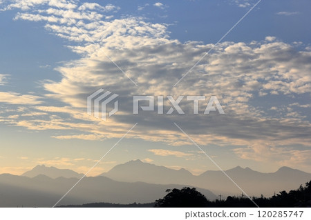 深秋黃昏的山雲 深秋黃昏的山雲 120285747