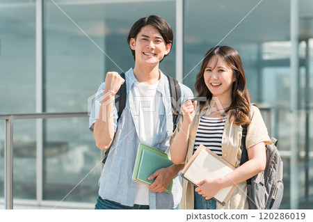 男女大學生和年輕商人在校園辦公大樓前打拳 120286019