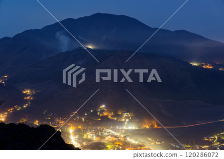 從箱根金時山眺望仙石原和大湧谷的夜景 從箱根金時山眺望仙石原和大湧谷的夜景 120286072