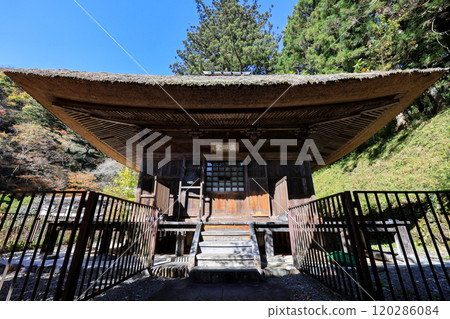 秋天的天空和日向藥師堂 120286084