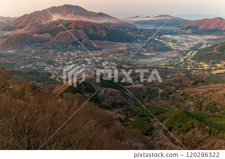 View of Sengokuhara, Lake Ashi and Owakudani at dawn from Mount Kintoki in Hakone View of Sengokuhara, Lake Ashi and Owakudani at dawn from Mount Kintoki in Hakone 120286322