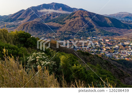 從箱根金時山脊看到的早晨的大湧谷和神山 從箱根金時山脊看到的早晨的大湧谷和神山 120286439