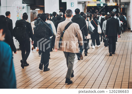 搭乘火車上下班的人們 120286683