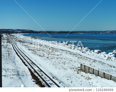The Sea of Okhotsk as seen from Kitahama Station on the Senmo Line The Sea of Okhotsk as seen from Kitahama Station on the Senmo Line 120286999