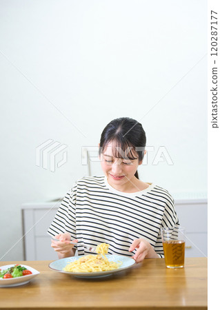 吃麵團的一個少婦 120287177