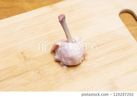 Shape the chicken wings into tulips 120287202