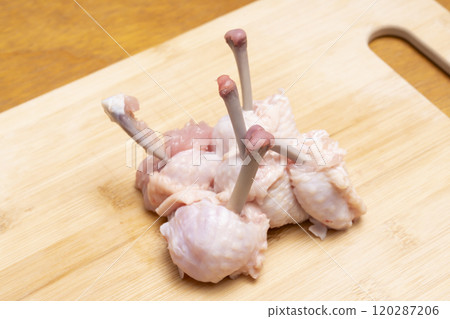 Shape the chicken wings into tulips Shape the chicken wings into tulips 120287206
