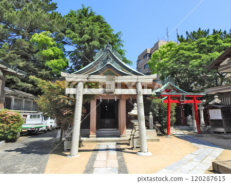 宮地岳神社位於山口縣下關市的旅遊勝地龜山八幡神社境內 宮地岳神社位於山口縣下關市的旅遊勝地龜山八幡神社境內 120287615