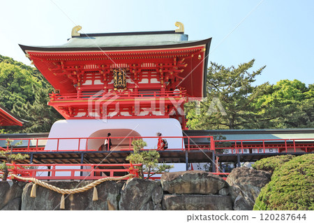 The Suitenmon Gate of Akama Shrine, a popular tourist spot in Shimonoseki City The Suitenmon Gate of Akama Shrine, a popular tourist spot in Shimonoseki City 120287644
