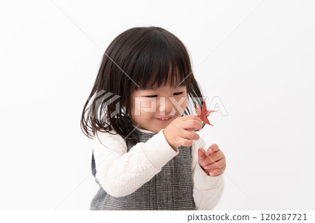 Girl playing with autumn leaves 120287721