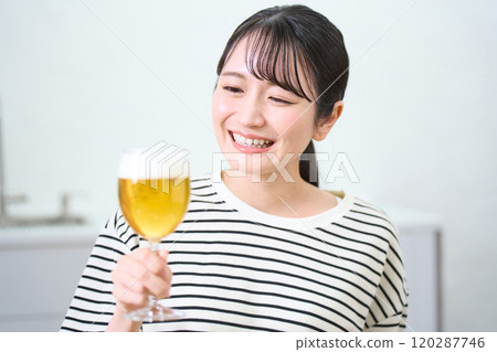 年輕女子喝啤酒 120287746