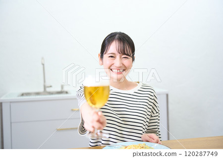 年輕女子喝啤酒 120287749