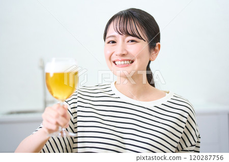 年輕女子喝啤酒 120287756