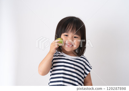 一個嬰兒吃一個蘋果 一個嬰兒吃一個蘋果 120287898