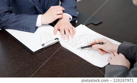 Lawyer explaining the contract 120287971